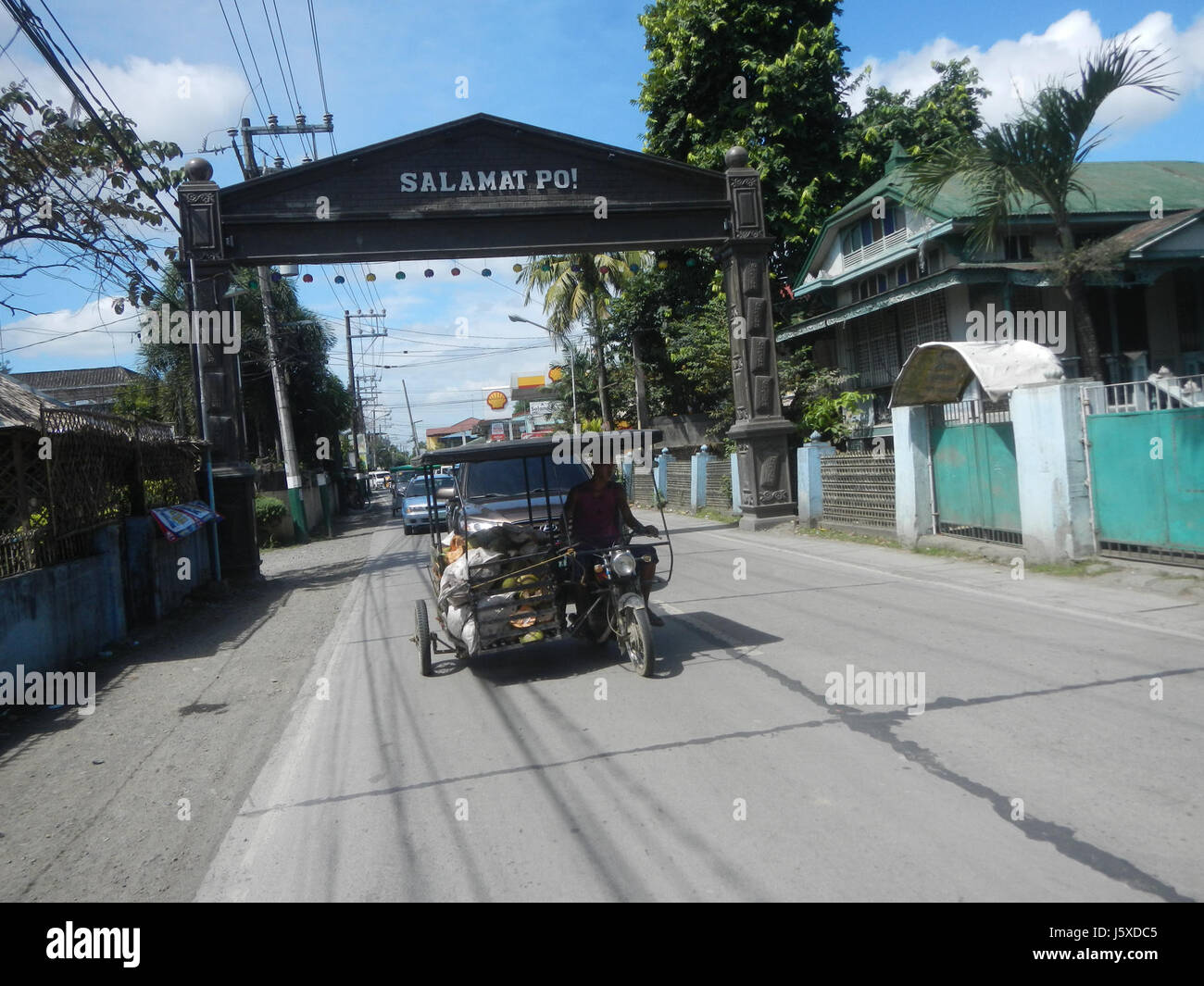 Questa immagine mostra Poblacion Tanauan a Bustos, Bulacan, evidenziando la strada principale che collega le comunità locali. La strada svolge un ruolo significativo nell'accessibilità e nello sviluppo dell'area. Foto Stock