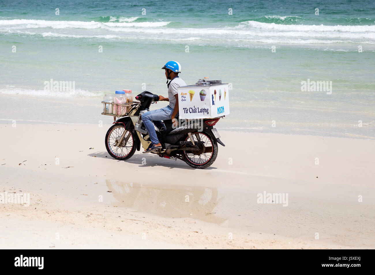 SAO BEACH, VIETNAM - 28 febbraio 2017: l'uomo non identificato sulla motocicletta sulla spiaggia Sao in Vietnam. Sao beach è una delle migliori spiagge del Vietnam. Foto Stock