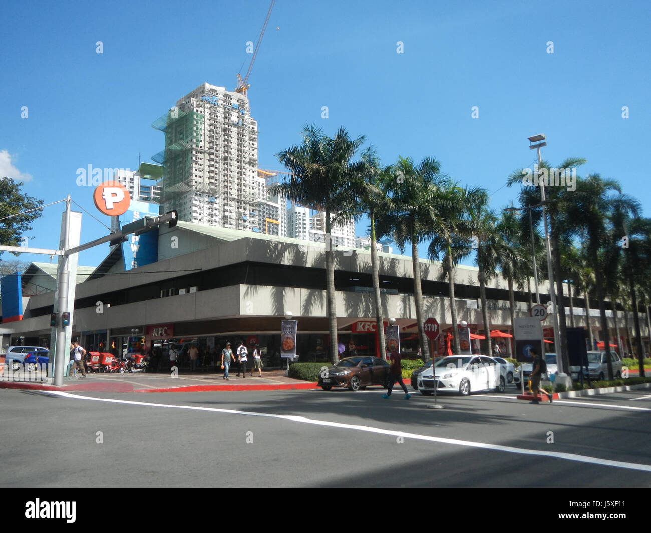 L'Araneta Center è un centro commerciale e di intrattenimento situato a Cubao, Quezon City, Filippine. È noto per i suoi centri commerciali, gli edifici per uffici e l'Araneta Coliseum, un importante luogo di ritrovo per eventi e concerti nel paese. Foto Stock