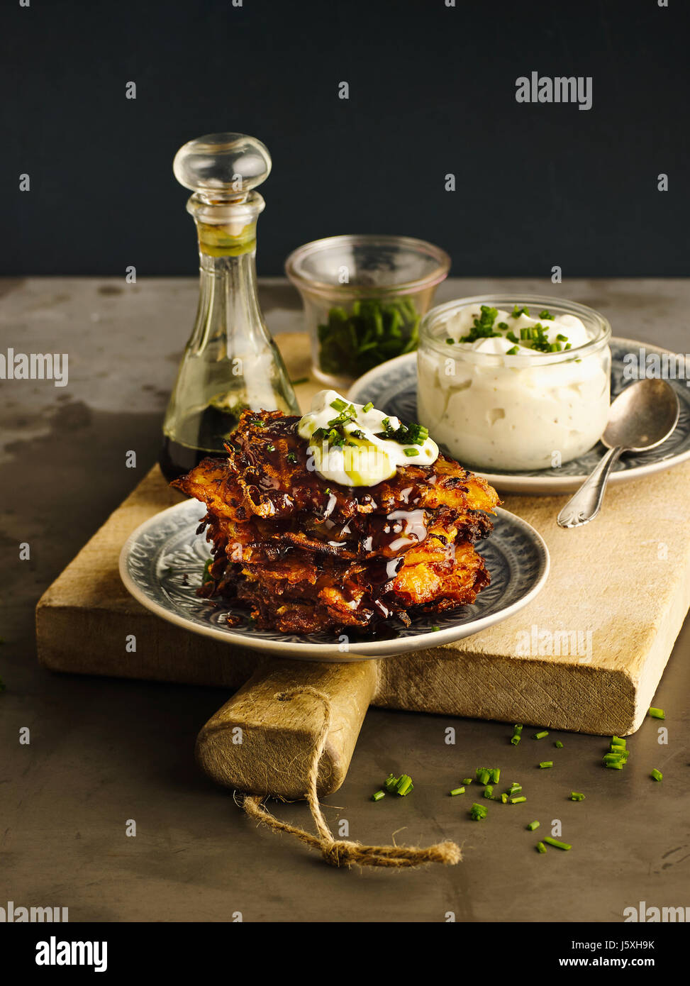 Hash patate dorate con zucca e ricotta di erba cipollina Foto Stock