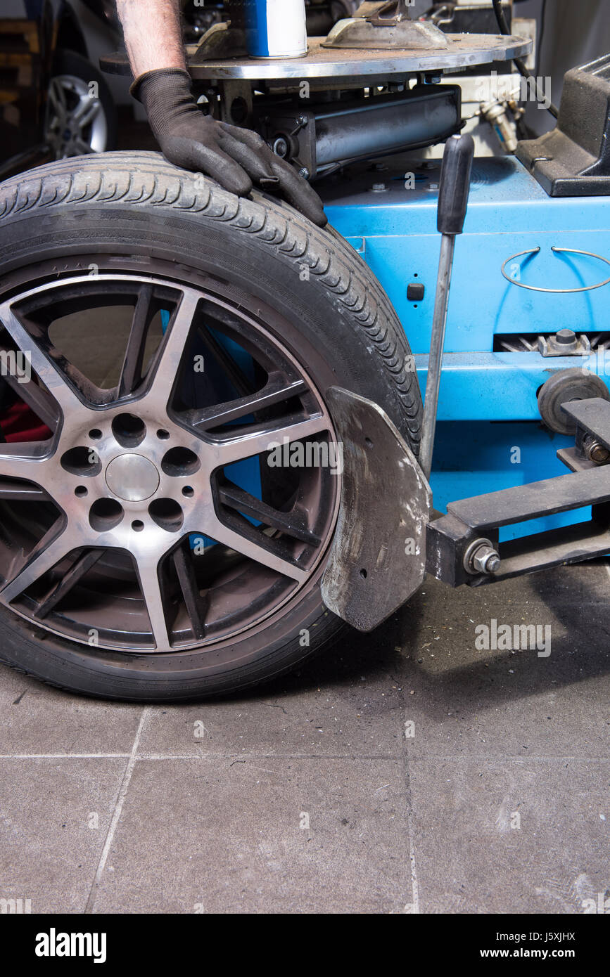 Macchina per il cambio gomme in una riparazione auto Foto Stock