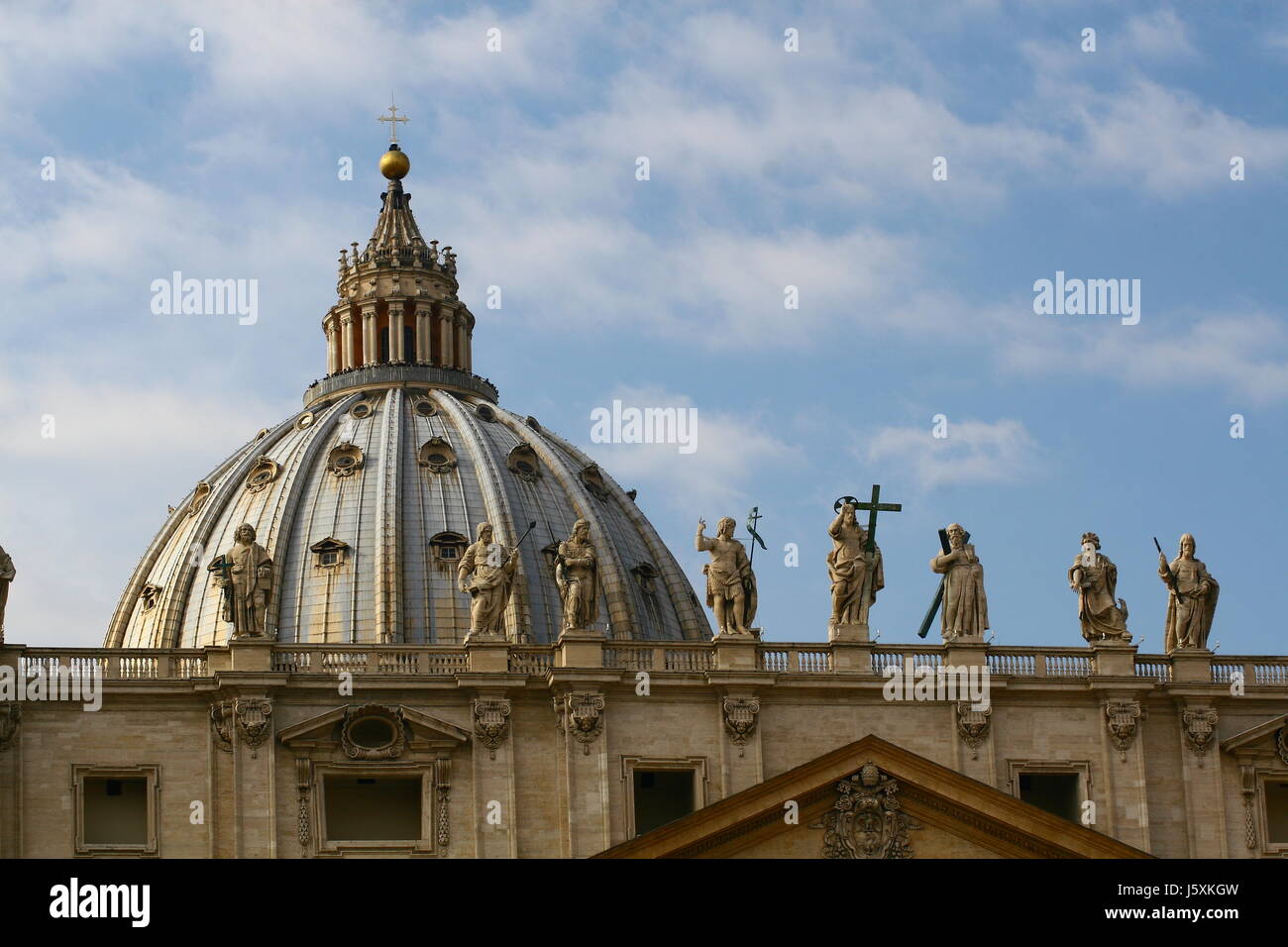 Chiesa cielo paradiso dome petersdom cloud Roma Roma Vaticano cattedrale blu Foto Stock