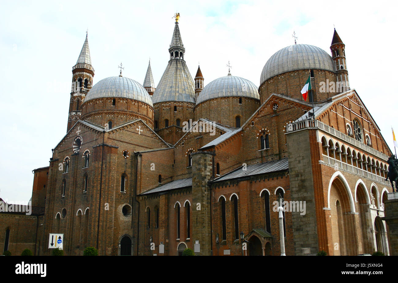 La religione chiesa cattedrale emblema turistiche Italia torre cupola di credenza bandiera della croce Foto Stock