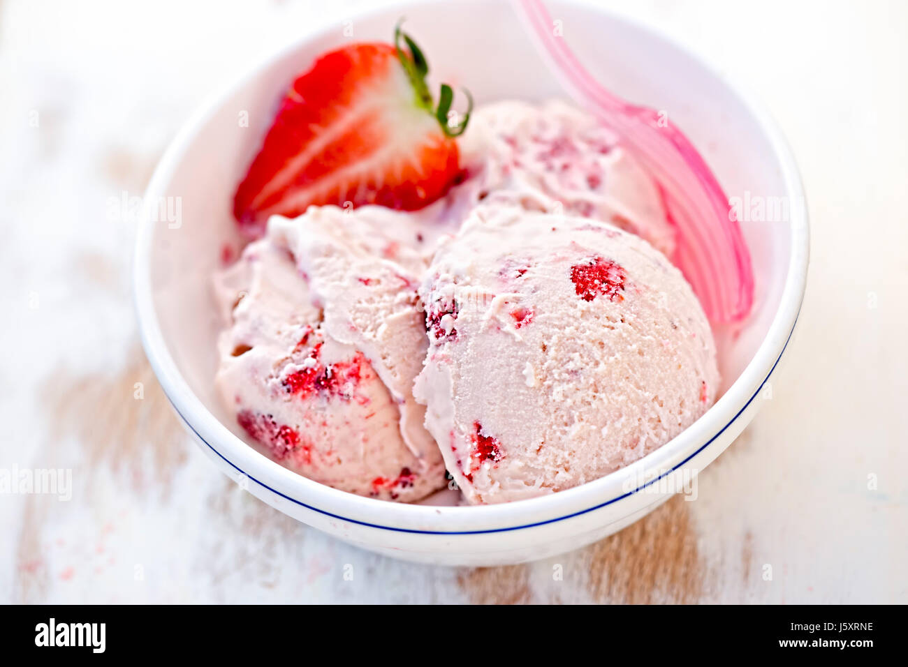 Fragola crema gelato in vaschetta bianca Foto Stock