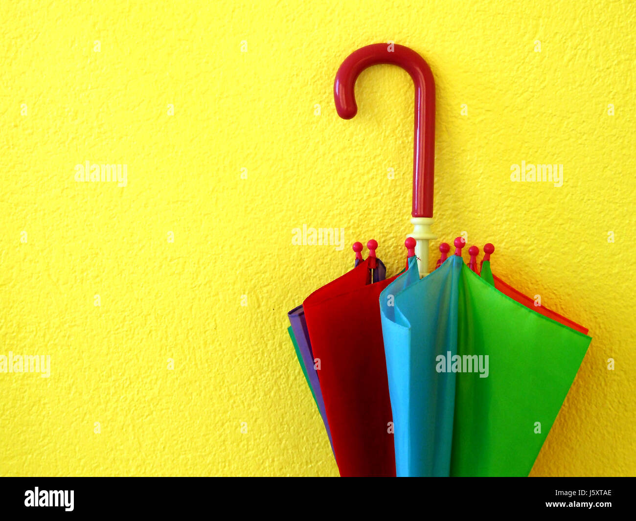Colorato colorato splendida molteplici riccamente colorati ombrello ombrellone Foto Stock