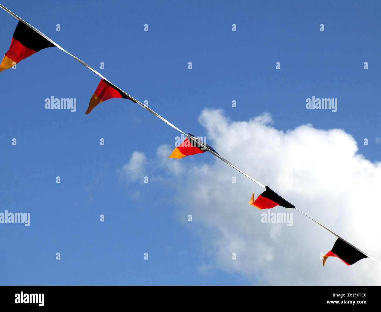 Bandiere Bandiera della Germania bandiere colpo di vento di flutter fussball fhnchen deutschlandfahnen Foto Stock
