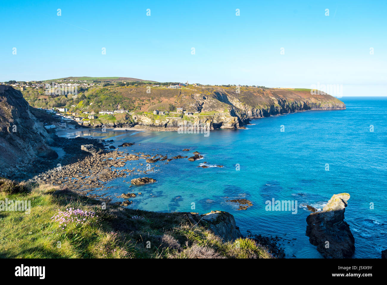 St Agnes, Cornwall, Regno Unito. La spiaggia rocciosa in primo piano è Trevellas Porth mentre il sandy Trevaunance Cove e Newdowns testa può anche essere visto. Foto Stock