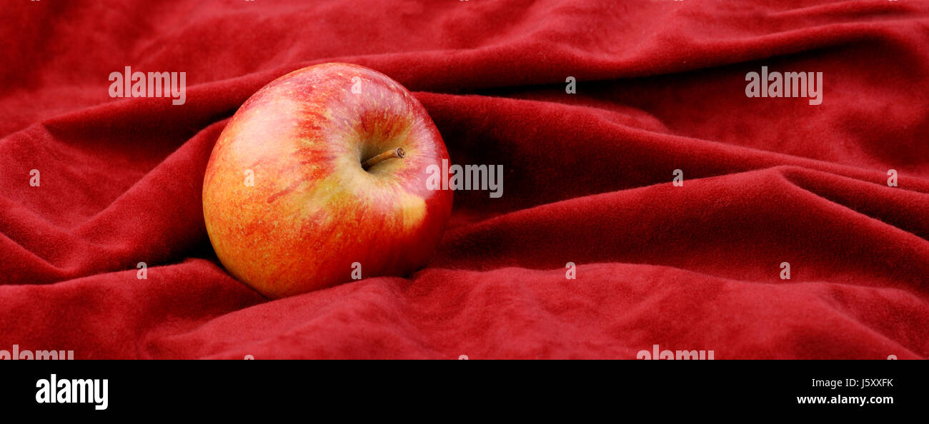 Apple sul velluto rosso - panorama Foto Stock