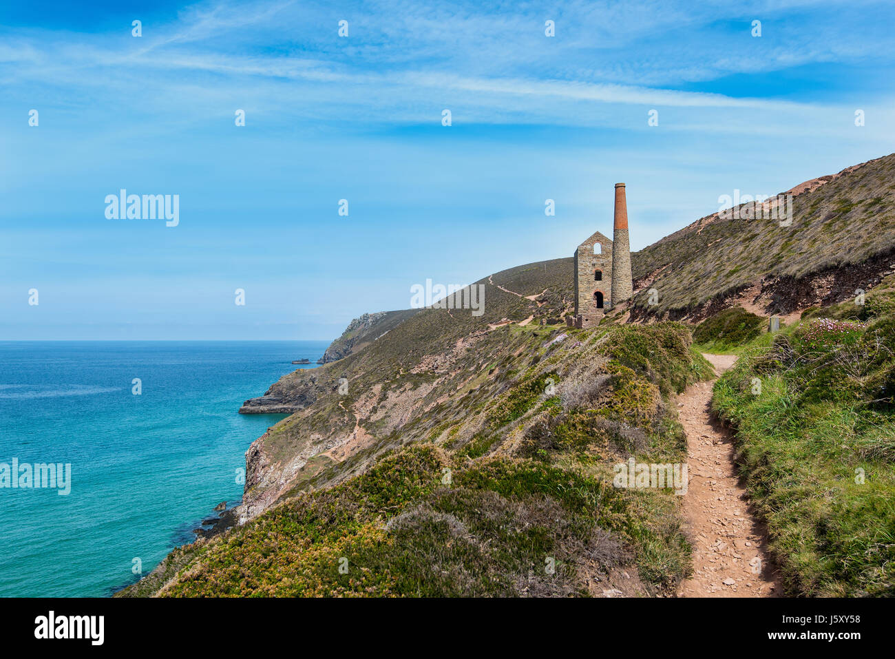 Cappella PORTH, Cornwall, Regno Unito - 24APR2017: il motore Towanroath Casa di Wheal Coates è situato adiacente al Sud Ovest sentiero costiero. Foto Stock