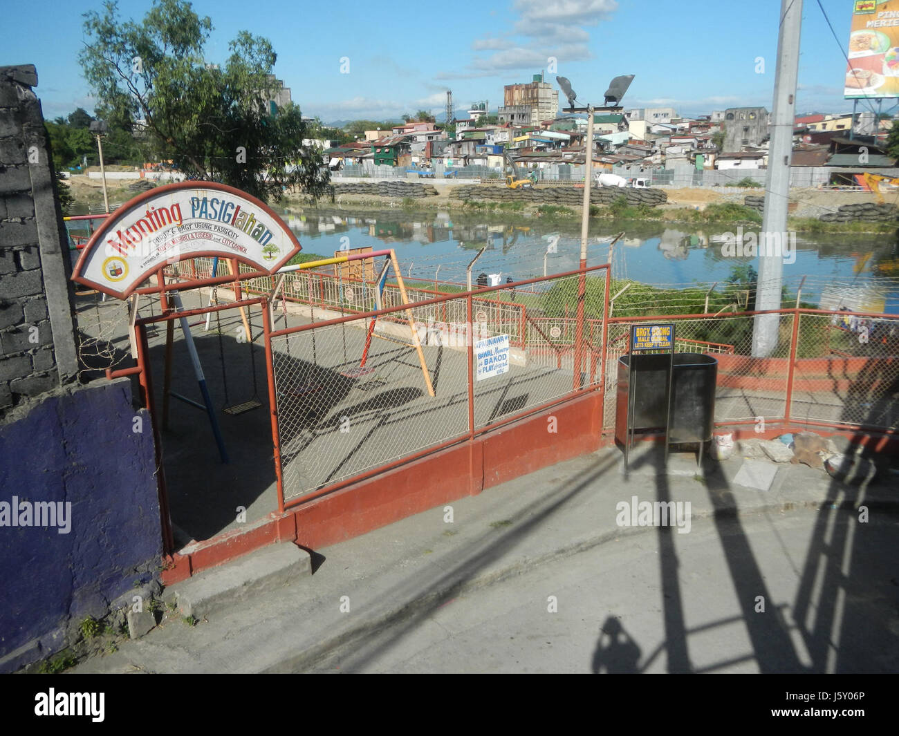 La didascalia si riferisce alla Circumferential Road 13, una strada principale che attraversa Ortigas Avenue, che collega aree chiave come Ugong, Rosario Bridge e Pasig City, situata vicino al fiume Marikina. Foto Stock