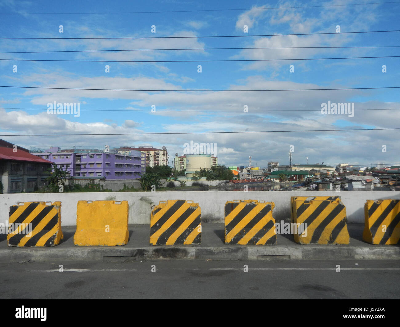 Il ponte R-11, situato nella zona Smokey Mountain di tondo, Manila, collega l'estero de Vitas e Marcos Road. Il ponte fa parte dell'infrastruttura critica in un'area densamente popolata, supportando i trasporti e l'accesso per le comunità locali. Foto Stock