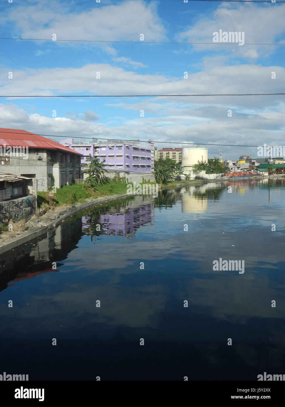 Il ponte R-27 attraversa estero de Vitas vicino a Smokey Mountain, una zona di slum a tondo, Manila. Il ponte è una parte essenziale della rete di trasporto, fornendo un collegamento vitale tra Marcos Road e le comunità circostanti in questa zona densamente popolata. Foto Stock