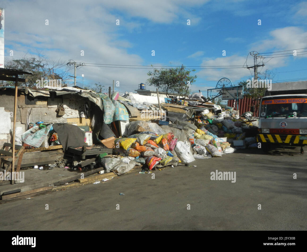Fotografia o riferimento al ponte R-28 nella zona di estero de Vitas, che attraversa Marcos Road vicino Smokey Mountain a tondo, Manila. L'immagine può rappresentare il paesaggio urbano e le infrastrutture di questa zona densamente popolata di Manila. Foto Stock