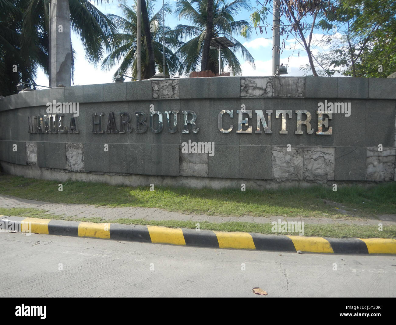 Il ponte R-34 a estero de Vitas, situato nella zona Smokey Mountain di tondo, Manila, funge da collegamento infrastrutturale critico. Facilita il trasporto e l'accesso in una delle regioni densamente popolate e povere della città. Foto Stock