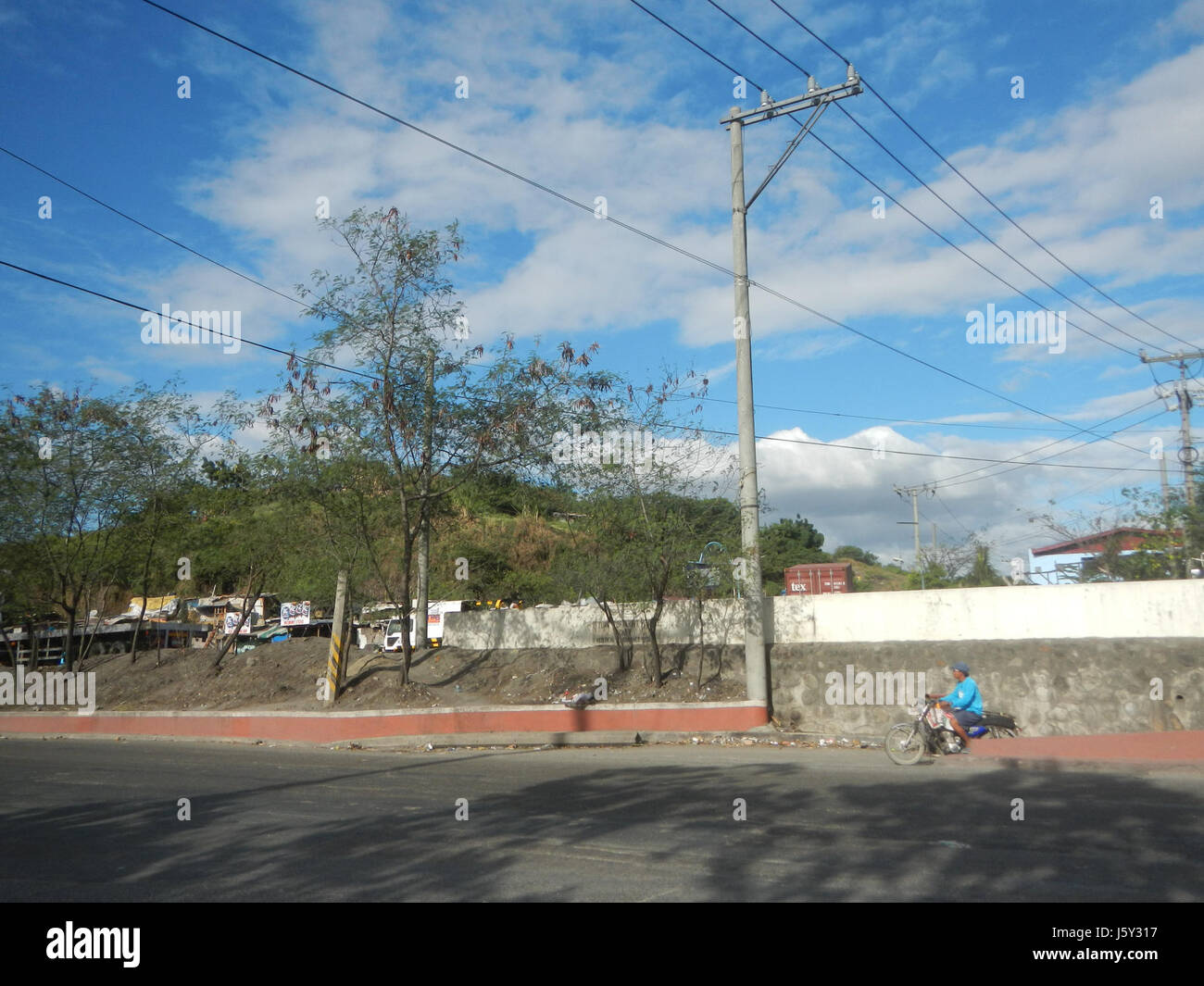 Questo titolo si riferisce al ponte R-46 nella zona di estero de Vitas, situato nei sobborghi Smokey Mountain di tondo, Manila. Evidenzia un importante percorso di trasporto attraverso un'area densamente popolata di baraccopoli urbani. Foto Stock