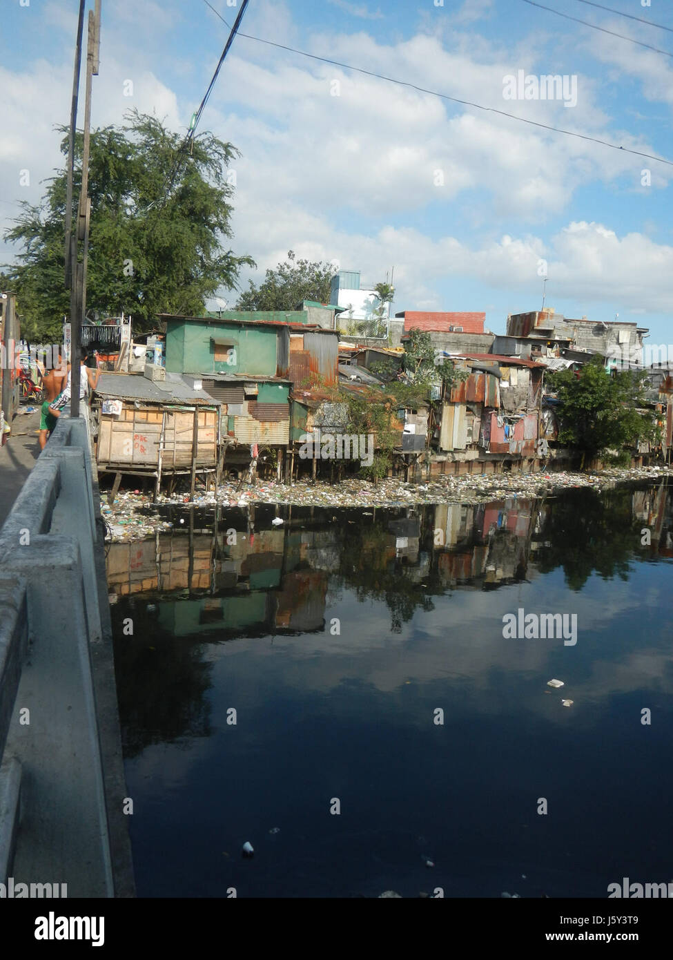 La C-35 Road a Capulong, Raxabago Street e l'estero de Vitas a tondo, Manila, rappresentano aree chiave delle infrastrutture urbane nelle Filippine. Questa regione è conosciuta per le sue strade trafficate e la vicinanza ai corsi d'acqua che svolgono un ruolo cruciale nell'economia urbana e nella vita quotidiana di Manila. Foto Stock