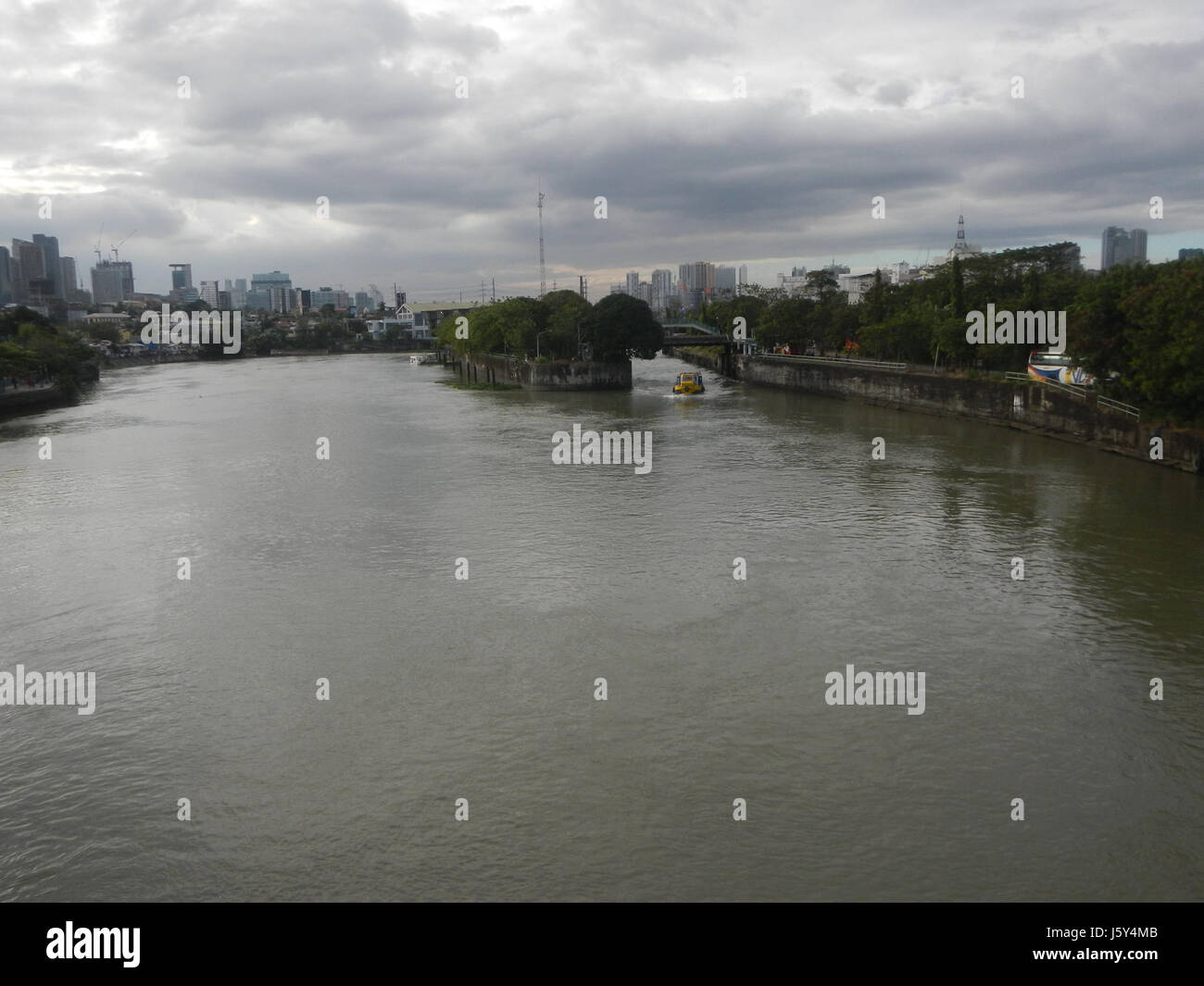 Questa immagine mostra gli sforzi di controllo delle inondazioni lungo il fiume Pasig vicino al ponte Sumilang Buting nella città di Pasig. I metodi SABO (conservazione del suolo e dell'acqua) sono utilizzati per ridurre le inondazioni, mentre il sistema di traghetti fluviali fornisce il trasporto nell'area. Questa infrastruttura è fondamentale per gestire i rischi di alluvione e migliorare il transito locale lungo il fiume. Foto Stock
