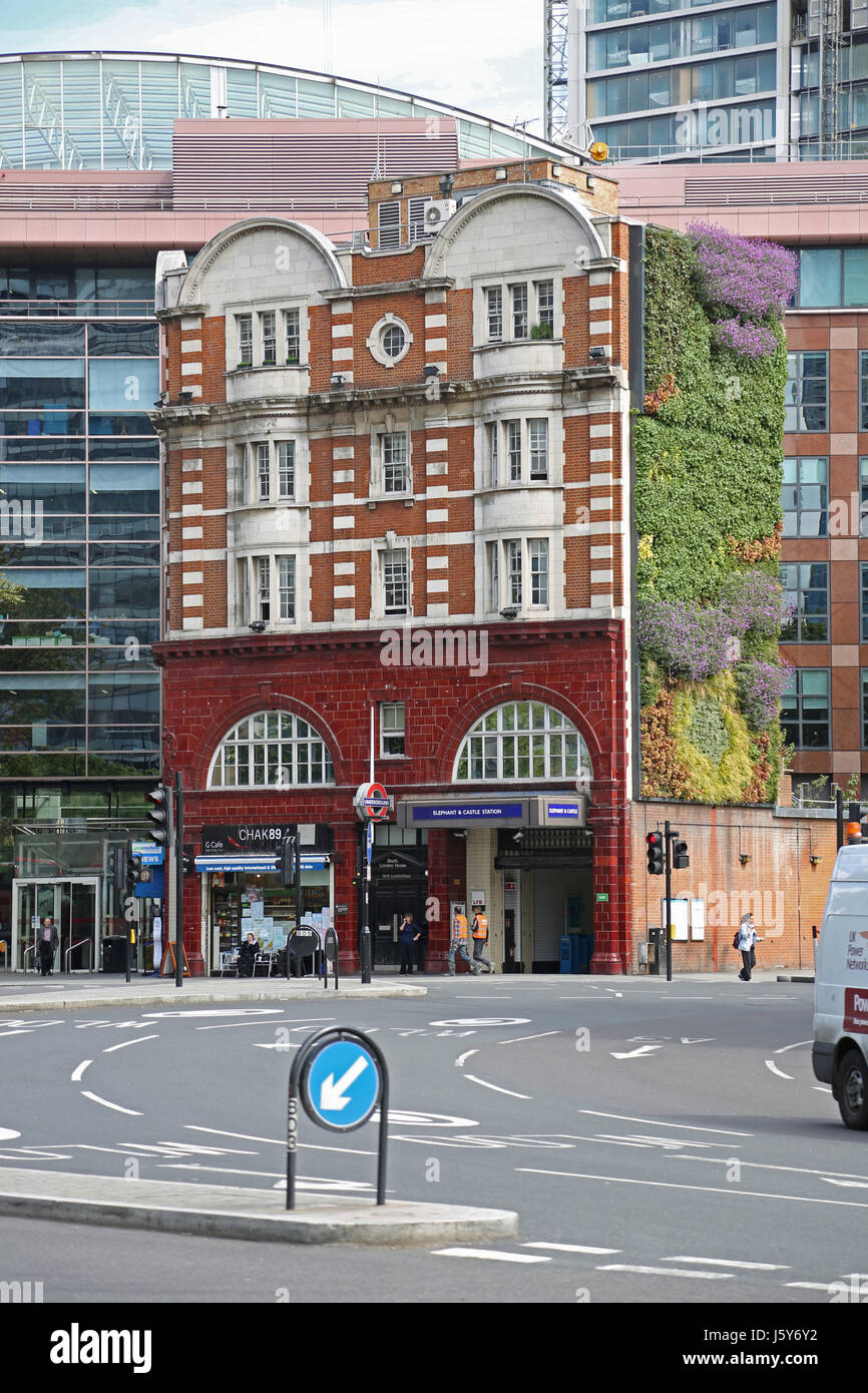 Nuovo layout su strada a Londra di Elephant e Castle junction, mostra il Vittoriano stazione della metropolitana con la costruzione di un nuovo muro vivente a destra. Foto Stock