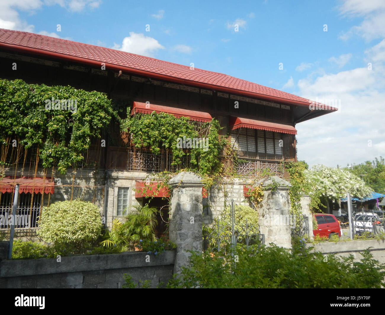 La Dayrit David Ancestral House, nota anche come Apung Mamacalulu Archdiocesan Shrine, è un sito storico e religioso nella città di Angeles, Filippine, noto per il suo significato culturale e architettonico e per il suo ruolo nelle pratiche religiose locali. Foto Stock