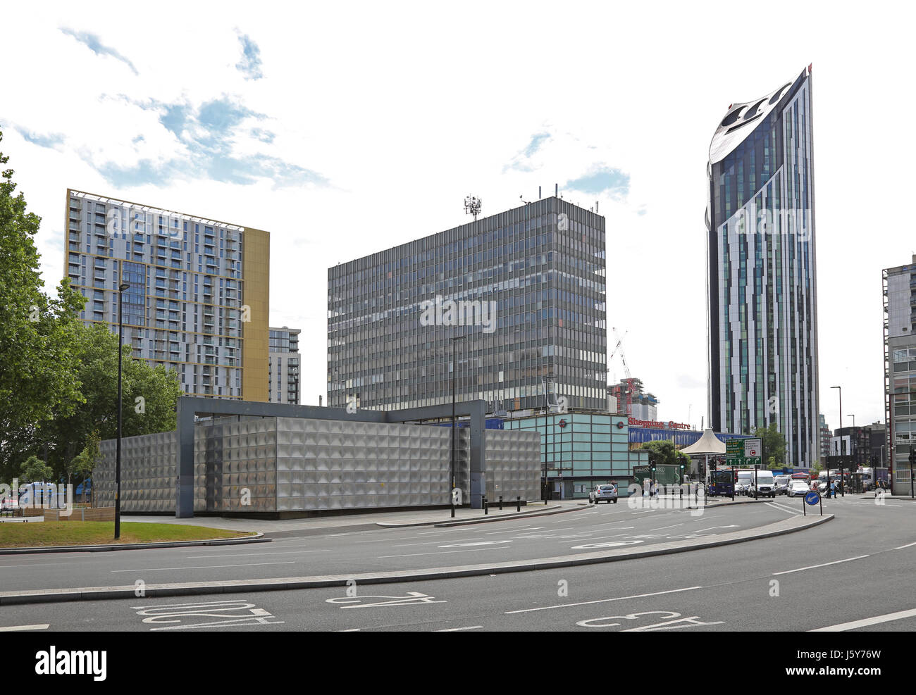 Il rinnovato di recente tracciato stradale a Londra di Elephant e Castle junction. Mostra l'argento Michael Faraday memorial e Torre Strata (destra) Foto Stock Il rinnovato di recente tracciato stradale a Londra di Elephant e Castle junction. Mostra l'argento Michael Faraday memorial e Torre Strata (destra) Foto Stock