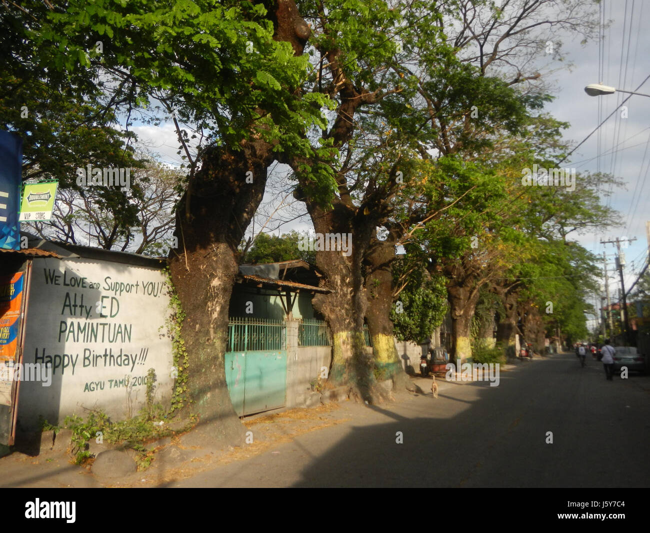L'immagine cattura il ponte e la cappella Pulung Bulu, situato sulla MacArthur Highway a Angeles City, Filippine. La cappella è un notevole punto di riferimento religioso, spesso visitato per il suo significato storico e spirituale. Foto Stock