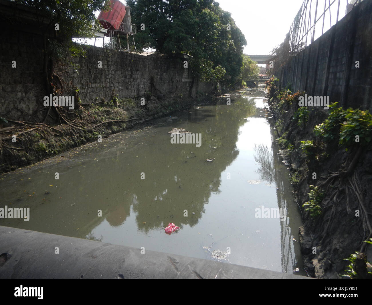 03588 Magallanes San Lorenzo Chino Roces Avenue Bangkal Box canale sotterraneo di Makati City 01 Foto Stock