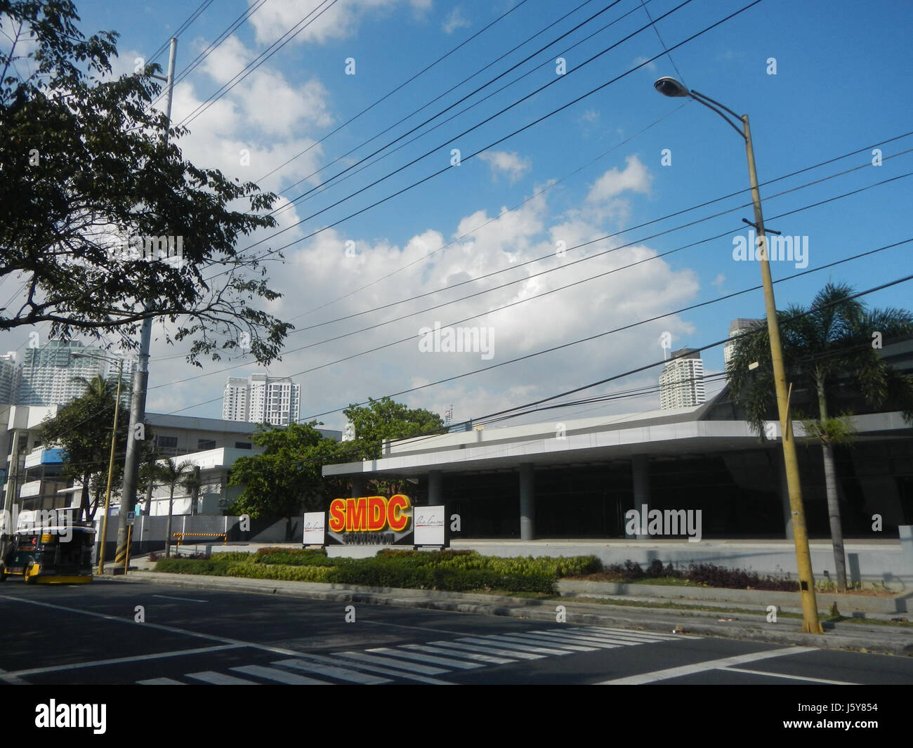 Questo si riferisce a un box culvert nell'area di Bangkal della città di Makati, specificamente situato lungo Magallanes, San Lorenzo e Chino Roces Avenue. Si tratta di un elemento chiave delle infrastrutture a sostegno del drenaggio urbano nella regione. Foto Stock