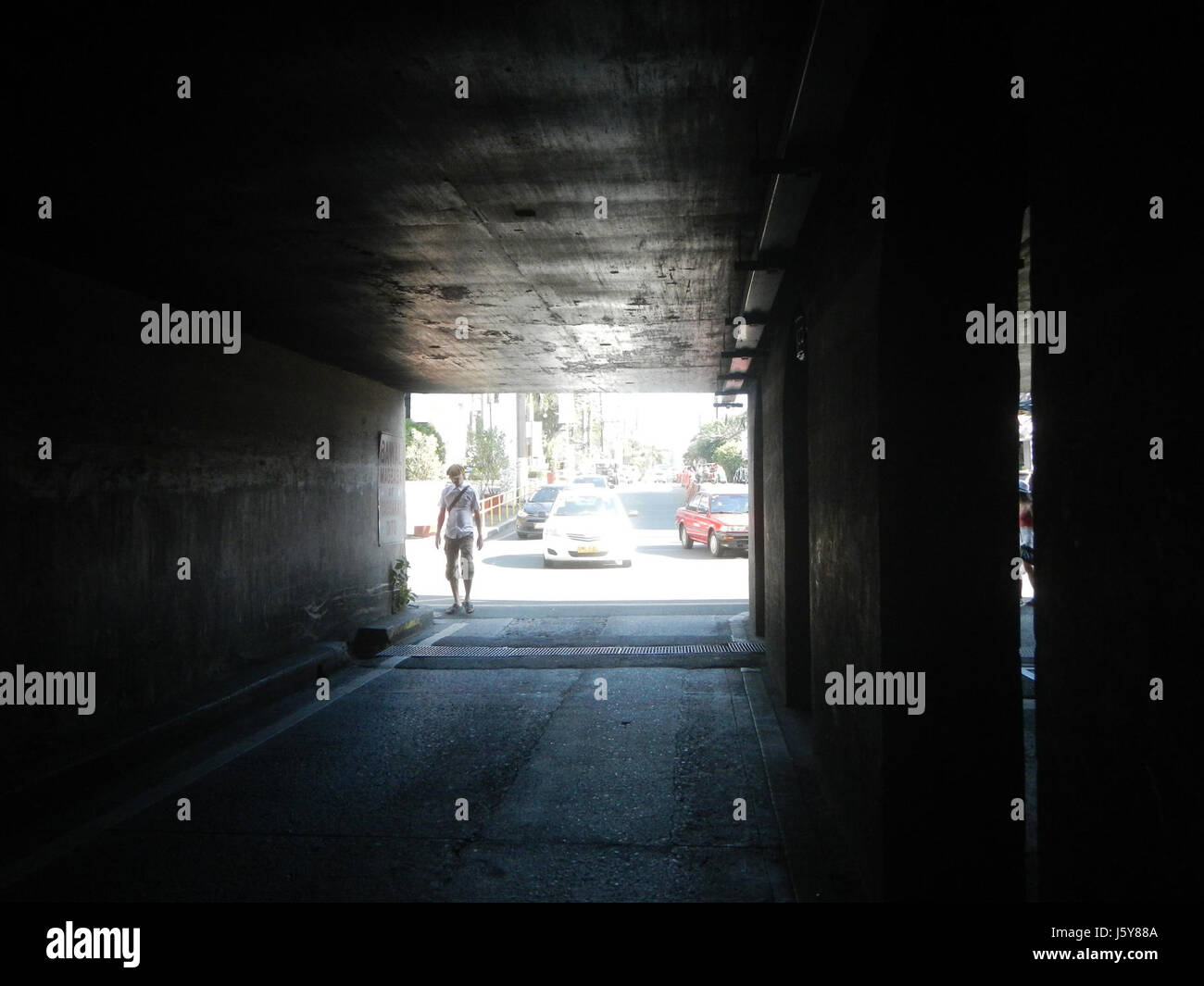 Il Magallanes Interchange è un interscambio parziale di quattro livelli a Makati, Metro Manila, Filippine, che collega la South Luzon Expressway (SLEX) e Epifanio de los Santos Avenue (EDSA). Funge anche da raccordo per i sistemi ferroviari MRT-3 e PNR Metro Commuter Line. Inaugurato nel 1975, è uno degli incroci più trafficati della metropolitana di Manila. Foto Stock