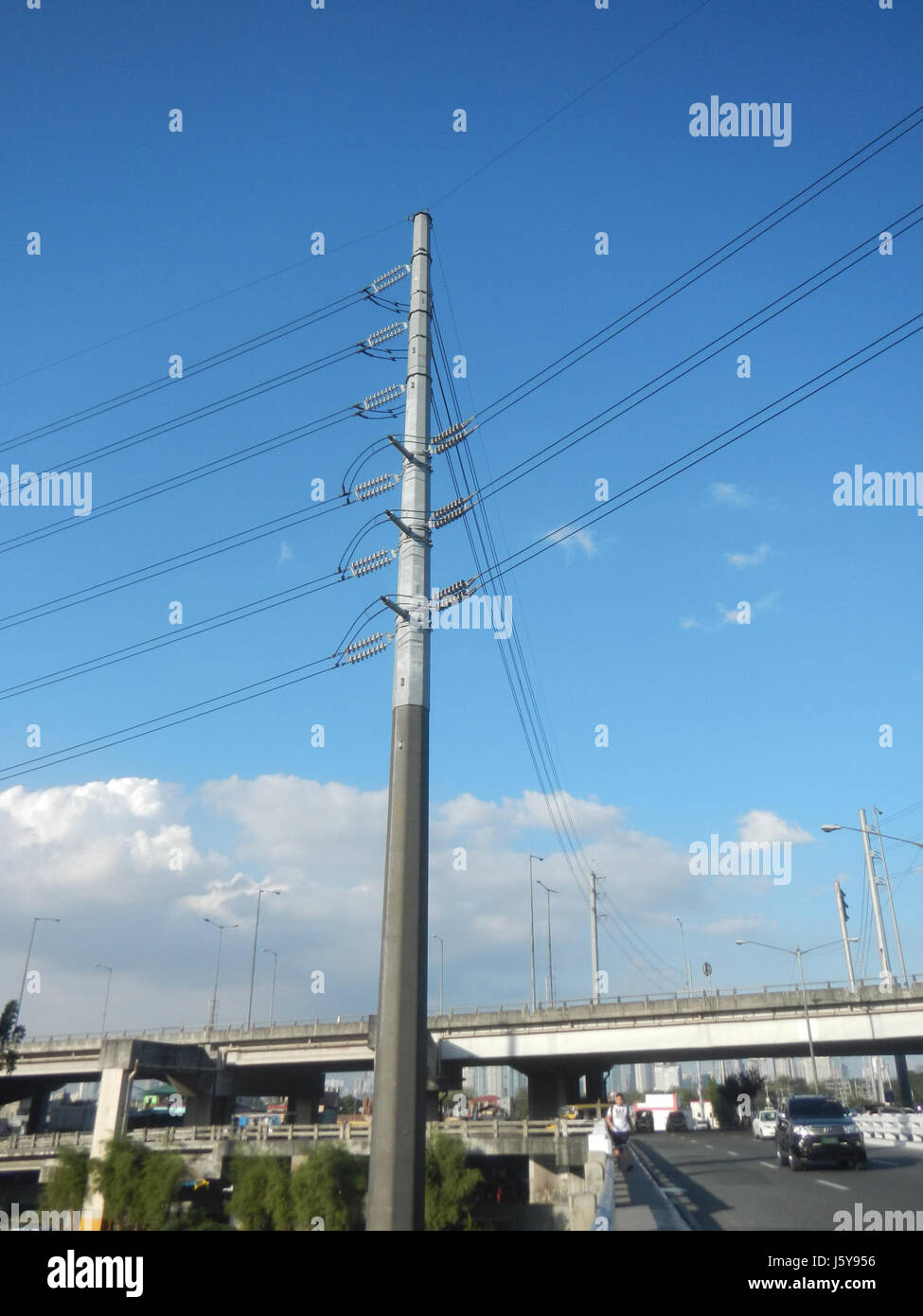 Il Sales Interchange di Taguig, Pasay City, è un progetto infrastrutturale chiave che facilita la mobilità urbana e lo sviluppo nell'area. Lo scambio sostiene sia i trasporti che le attività economiche. Foto Stock