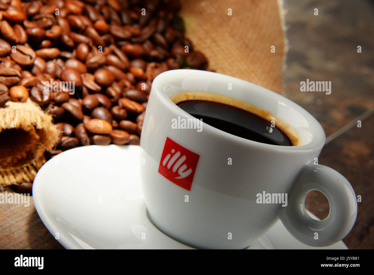 POZNAN, Polonia - 29 Aprile 2016: Illy è un italiano la tostatura del caffè  azienda specializzata nella produzione di caffè espresso. Fondata da  Francesco Illy Foto stock - Alamy