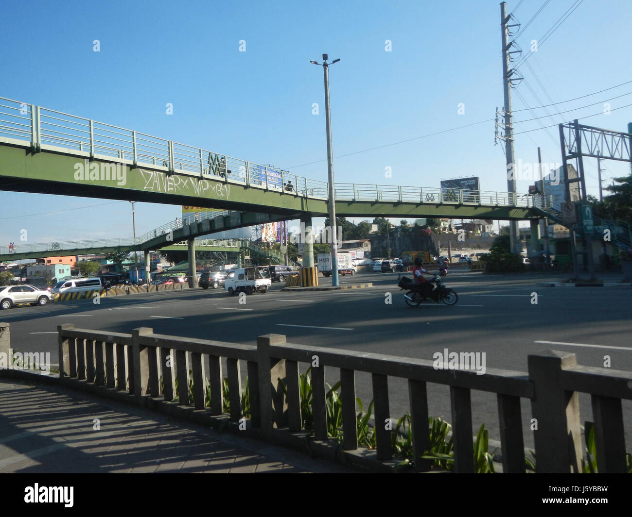 L'East Rembo Pedestrian Footbridge su Kalayaan Avenue a Makati City fornisce un passaggio sicuro per i pedoni oltre un trafficato incrocio. Il ponte pedonale migliora la sicurezza e l'accesso dei pedoni, contribuendo alla mobilità urbana e riducendo la congestione del traffico nella zona. Foto Stock