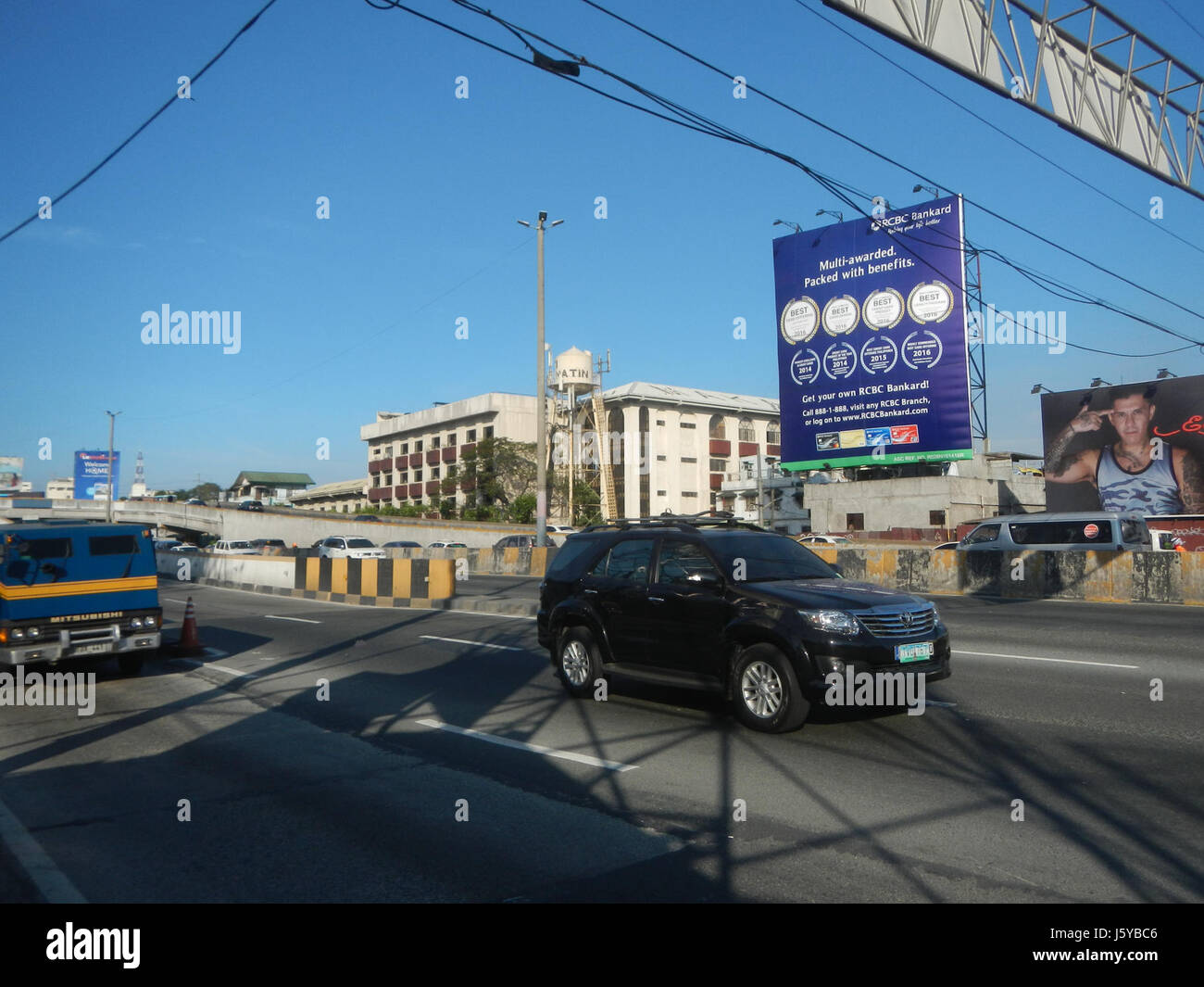 "0540 East Rembo Pedestrian Footbridge" è un ponte pedonale a Makati City, Manila, Filippine, che collega le aree lungo Kalayaan Avenue e C-46, facilitando il movimento pedonale. Foto Stock