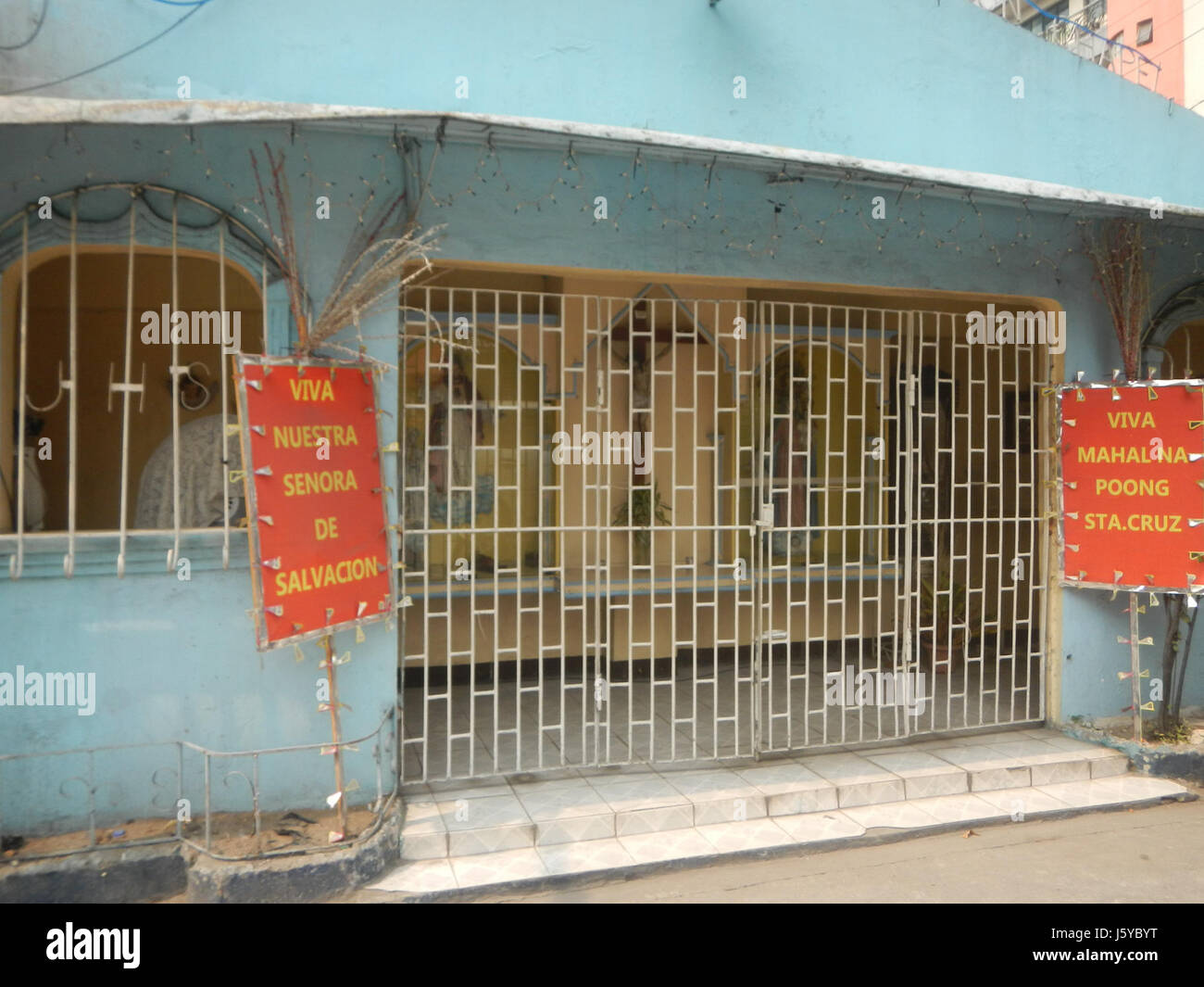 L'immagine cattura una vista di Santa Mesa, un quartiere di Manila, Filippine, tra cui Streets e Magsaysay Boulevard. Questa zona è conosciuta per i suoi edifici residenziali e commerciali, nonché per il suo ruolo nel pendolare quotidiano dei residenti. La disposizione delle strade e delle infrastrutture urbane riflette la dinamica urbanizzazione di Manila. Questa immagine mostra la natura impegnata e in via di sviluppo del distretto. Foto Stock