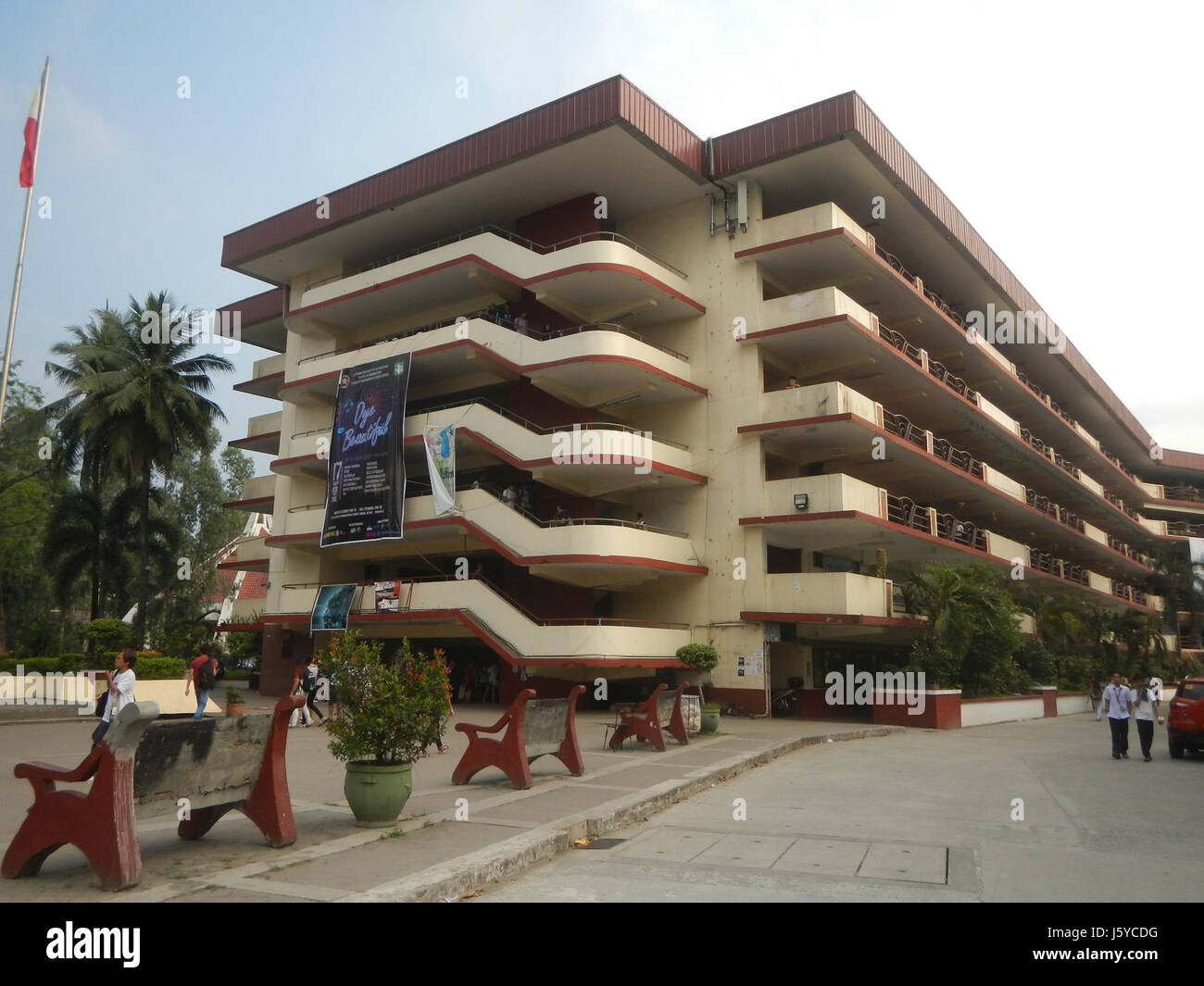 La Santa Mesa Manila Interfaith Chapel, situata presso l'Università Politecnica delle Filippine, è un moderno luogo di culto che serve varie fedi. La cappella esemplifica il dialogo interreligioso e l'armonia religiosa all'interno della comunità universitaria. Foto Stock