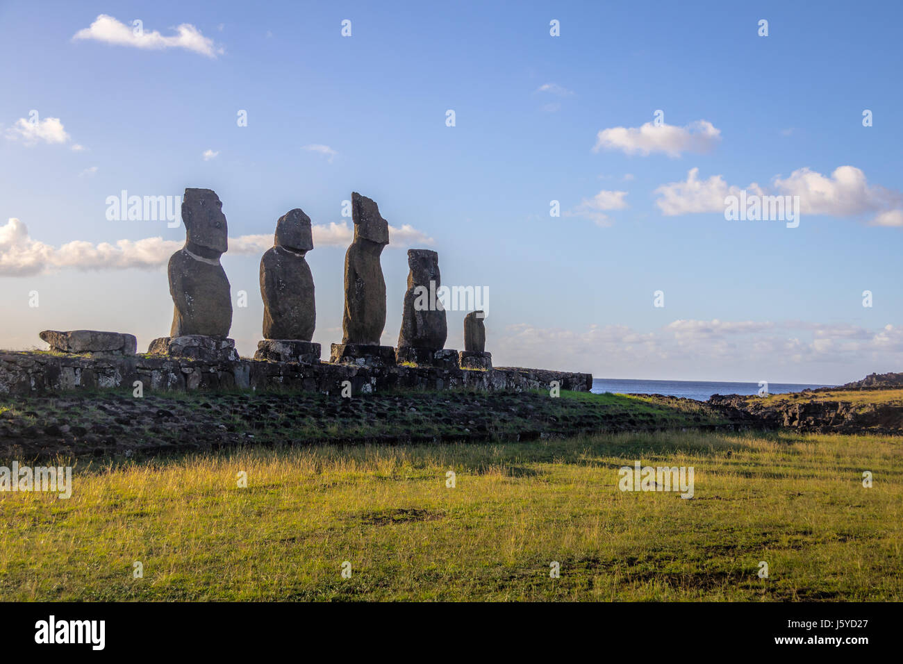 Ahu Tahai Moai Statue nei pressi di Hanga Roa - Isola di Pasqua, Cile Foto Stock
