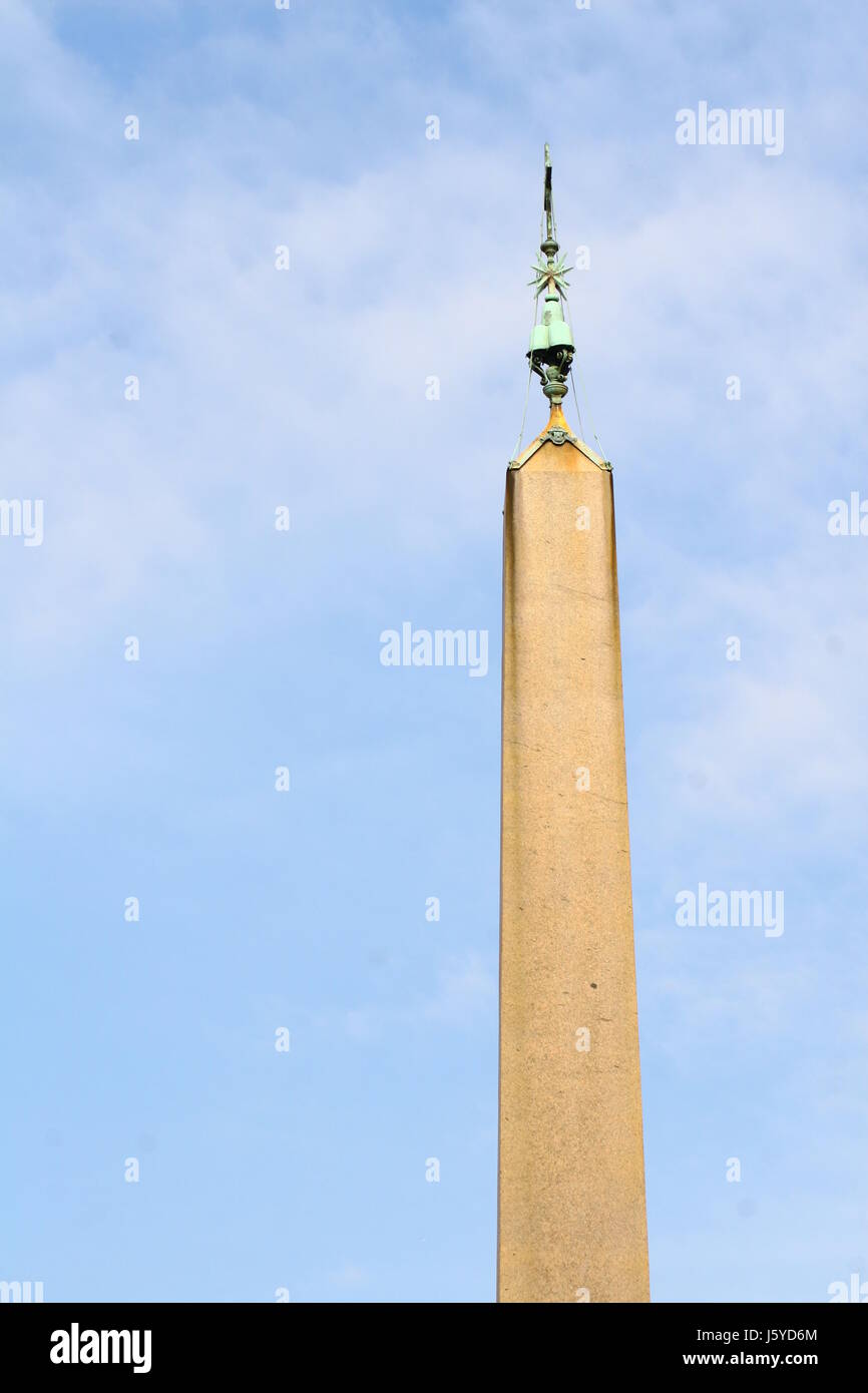 Roma Roma obelisco firmamento cielo vaticano italia blue cross ornamento del montante Foto Stock