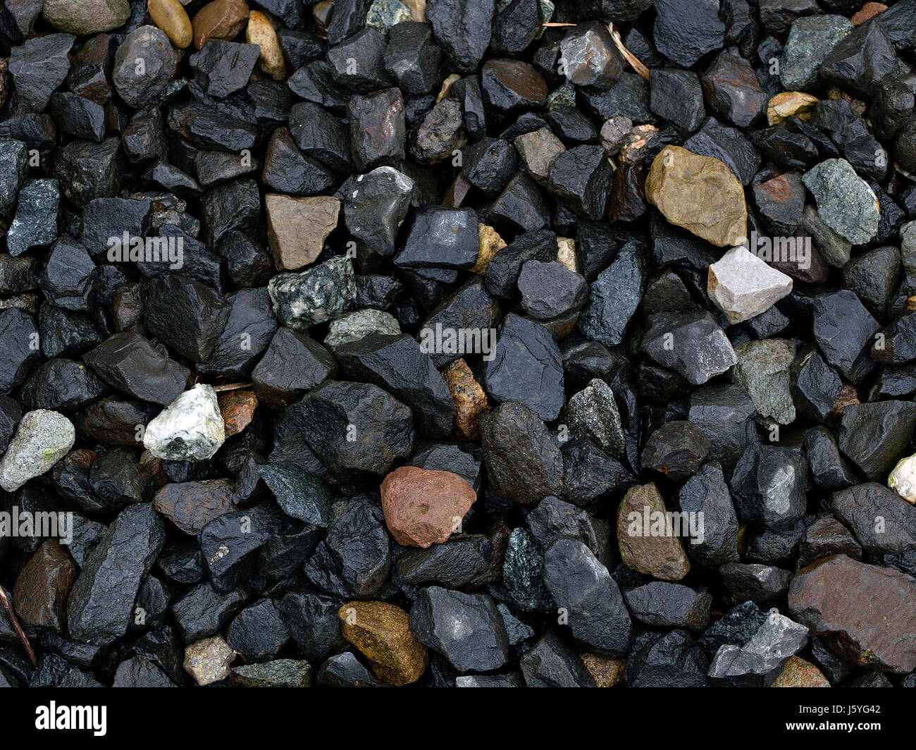 Stone ghiaia umida silicico umido a spigolo pietre dark macro close-up macro Foto Stock