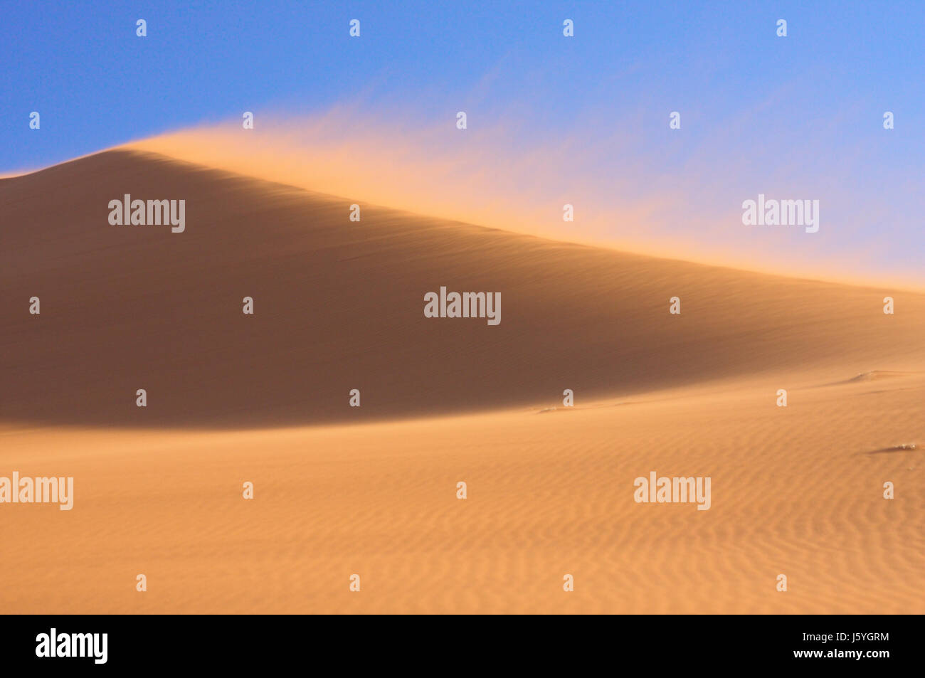 Deserto Deserto colpo di dune di sabbia sabbie di Red Storm gale vento onde blu essiccato a secco Foto Stock