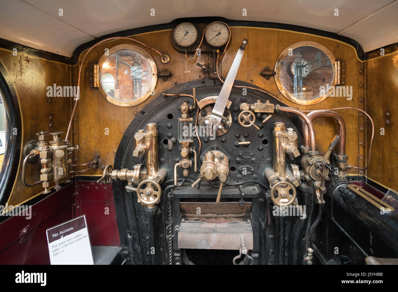 Interno della cabina della ferrovia Midland 4-2-2 673 o Spinner nel Museo Nazionale Ferroviario York, England, Regno Unito Foto Stock