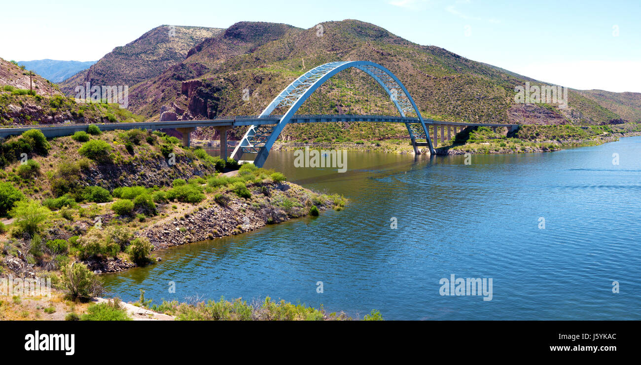 Roosevelt Lake Bridge - Theodore Roosevelt Lake, Arizona Foto Stock