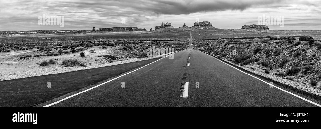 Strada in Monument Valley, Utah, Stati Uniti d'America Foto Stock