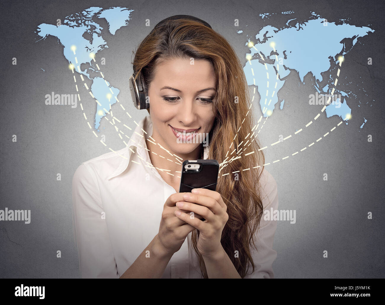 Una moderna tecnologia di comunicazione mobile phone high tech, wide web Concetto di connessione. Business Woman holding smartphone connesso a internet browsing wor Foto Stock