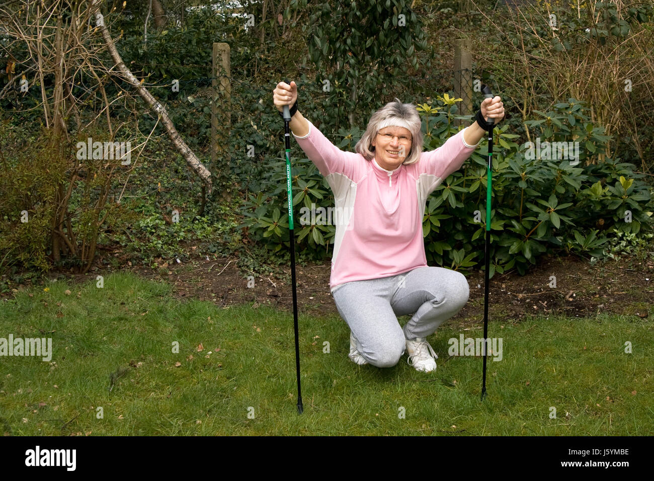 Donna seniort attiva nordic walking annuitant donna ridere risate ridere twit Foto Stock