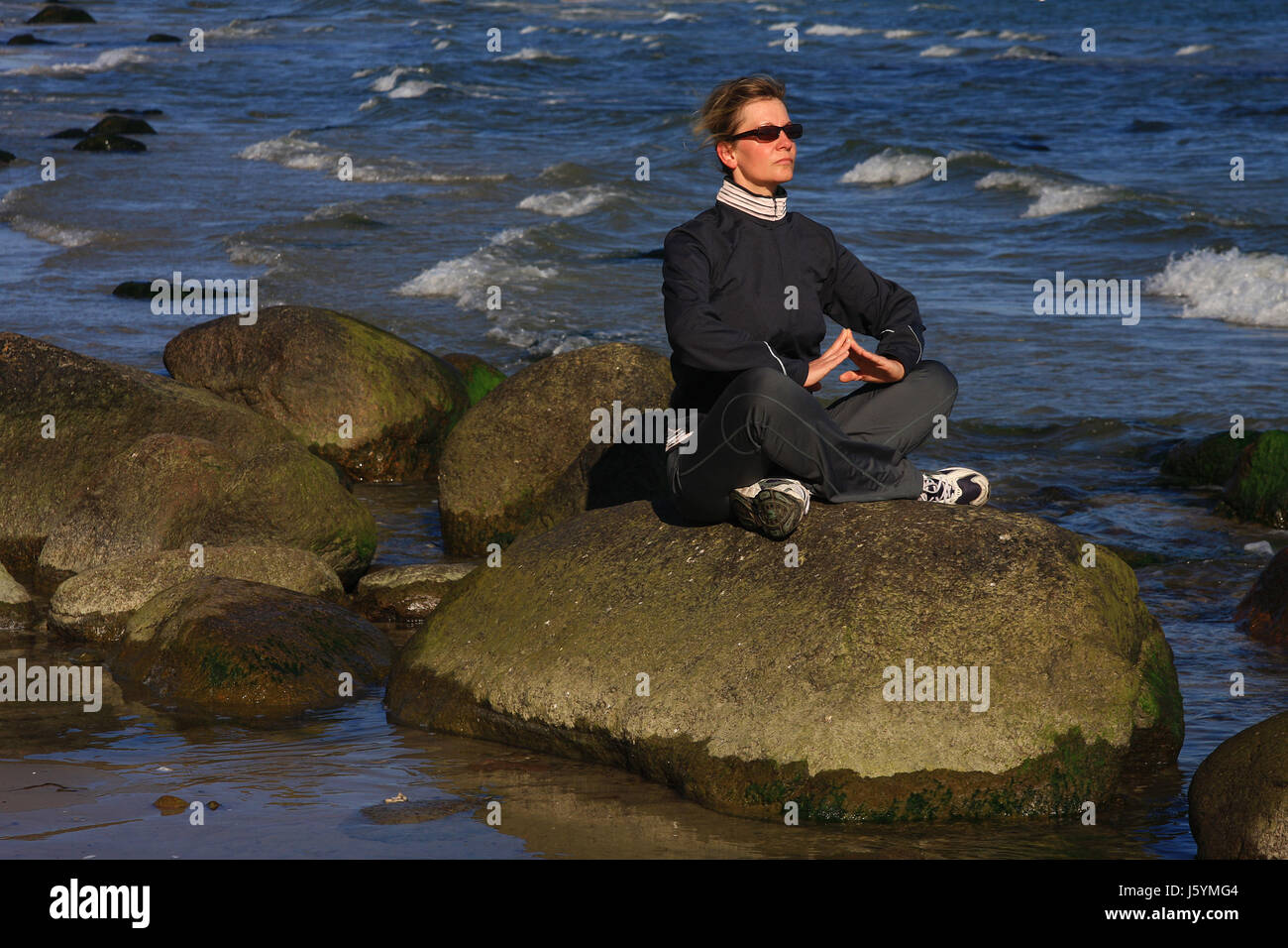 Meditando sulla spiaggia Foto Stock