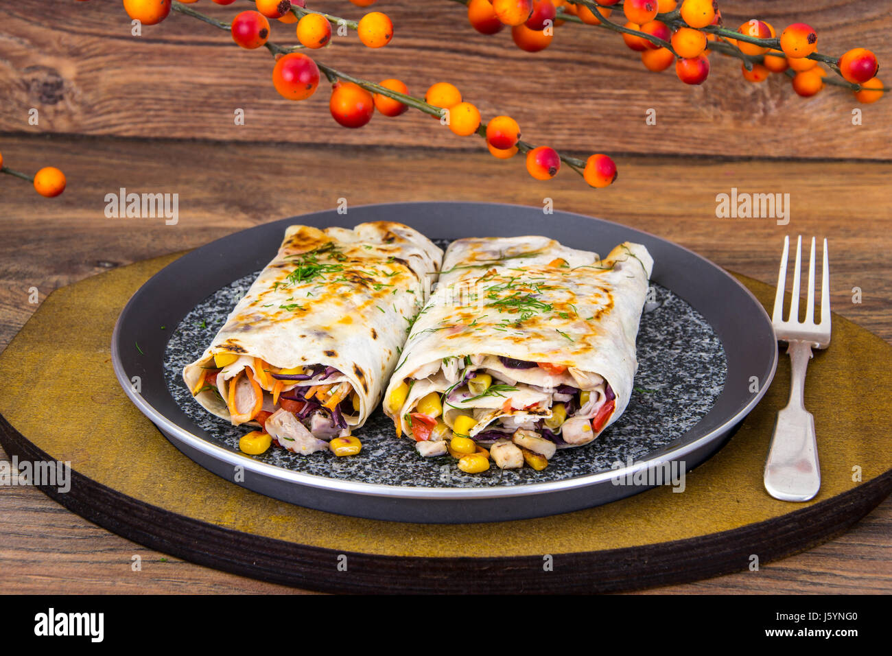 Pane Pita con pollo e verdure. Foto Studio Foto Stock