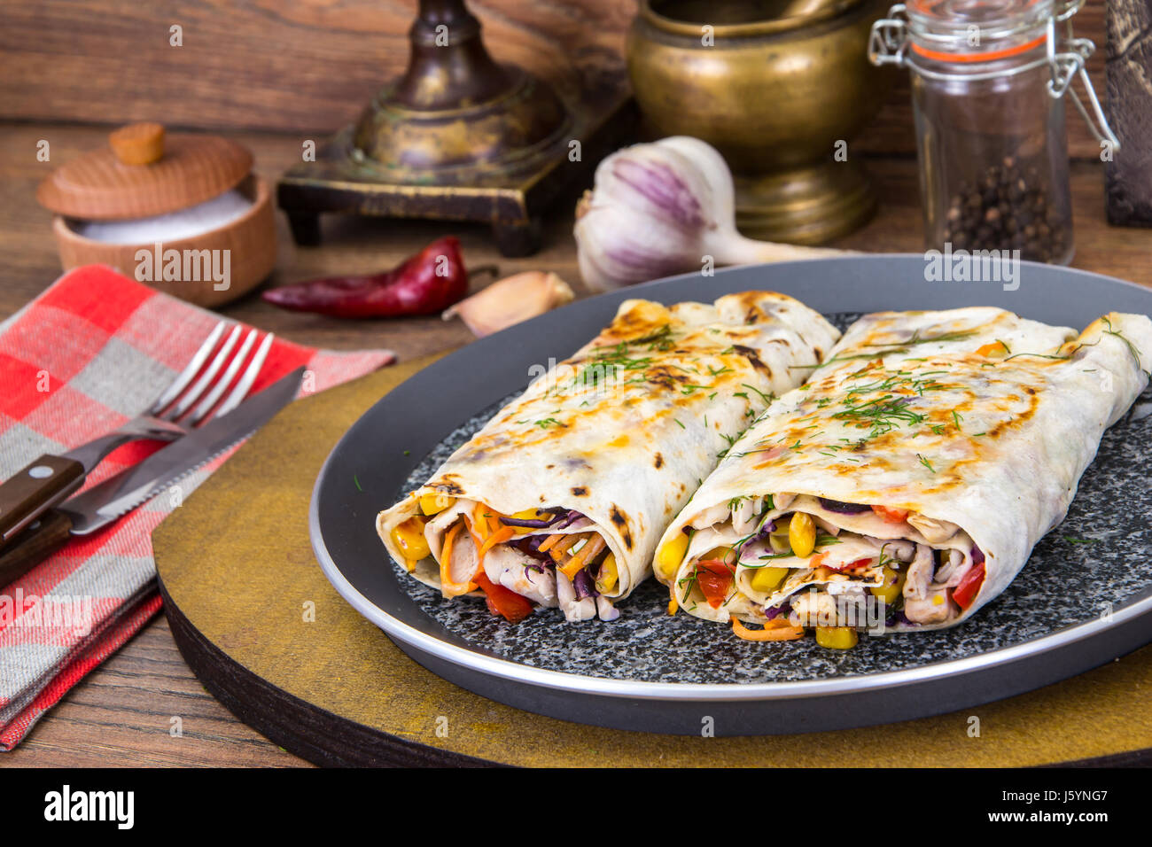 Pane Pita con pollo e verdure. Foto Studio Foto Stock