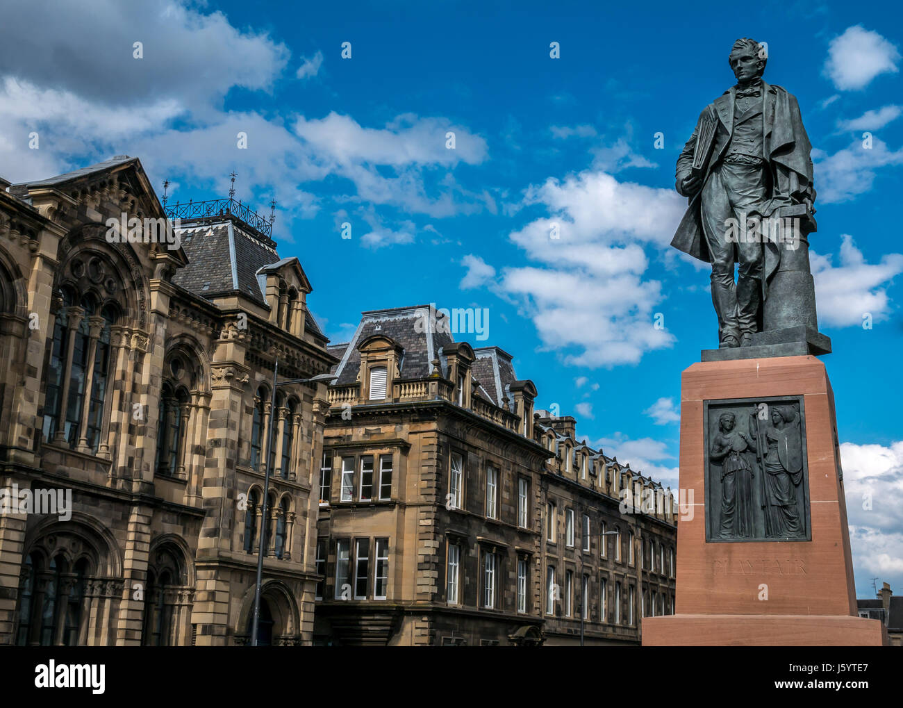 Statua in bronzo sul plinto di William Henry Playfair, famoso architetto del XIX secolo, le camere Street, Edinburgh, Regno Unito, Museo Nazionale di Scozia Foto Stock