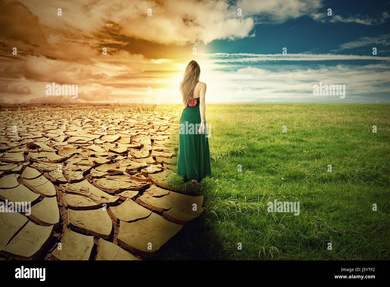 Un cambiamento climatico Concetto di immagine. Il paesaggio di un verde erba e di estrema siccità asciutto terra Foto Stock