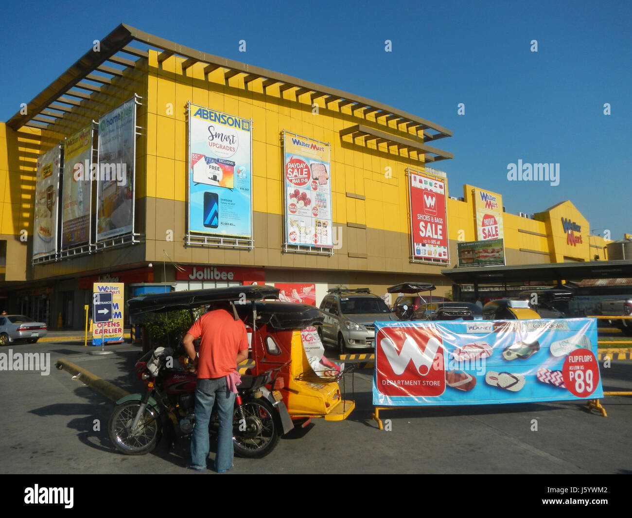 L'esterno del Water Mart di Plaridel, Bulacan, mostra il suo design moderno e funge da fornitore commerciale e di servizi per la comunità locale, offrendo servizi essenziali legati all'acqua. Foto Stock