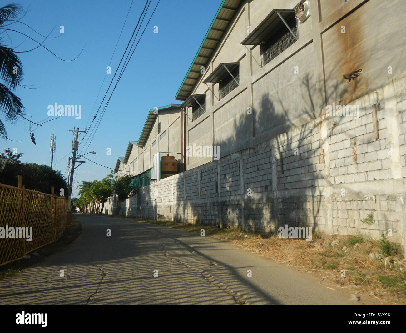 I cartelli Welcome Border a Malis, Guiguinto, Bulacan, sono segnali significativi lungo le strade comunali. Questi cartelli salutano i viaggiatori che entrano nel comune, riflettendo l'orgoglio locale e fornendo informazioni direzionali per la navigazione. Fanno parte degli sforzi della regione volti a migliorare la visibilità e la facilità di accesso per i visitatori e i pendolari. Foto Stock